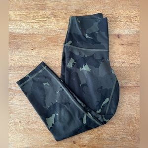 lululemon cropped camo leggings, size M